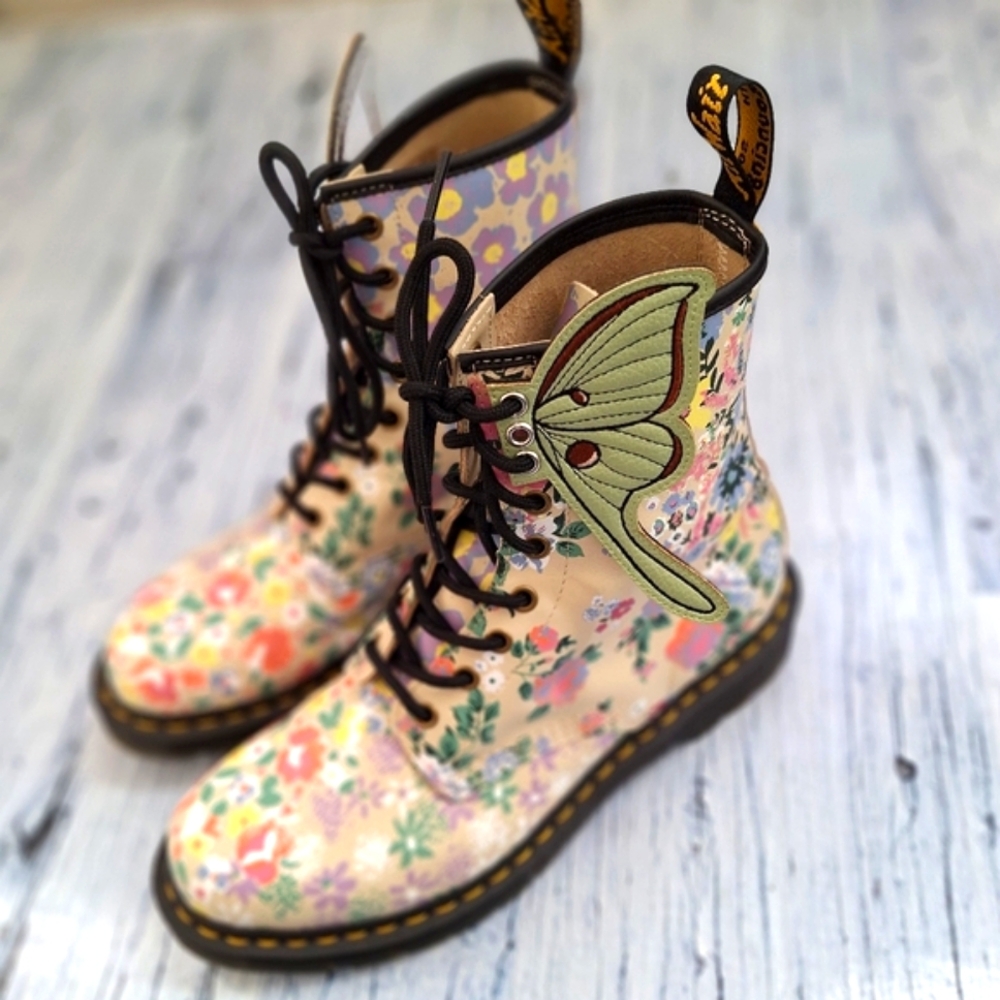 Luna Moth Boot Lace Decorations, Moon Moth, Dr Martens, Combat Boots, Golt, Alt